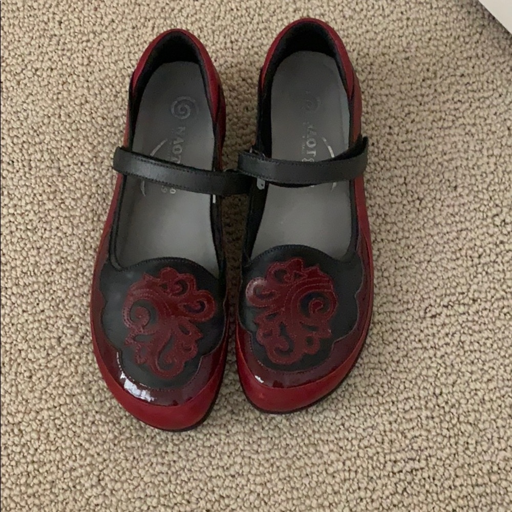 Red cute flat NAOT